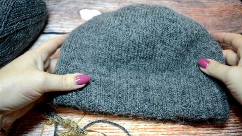 Мужская шапка спицами (110 фото): схемы с описанием и пошаговыми инструкциями