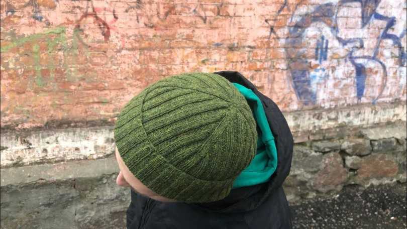 Мужская шапка спицами (110 фото): схемы с описанием и пошаговыми инструкциями