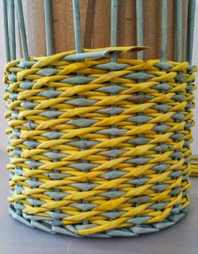 Плетение из газетных трубочек для начинающих: пошаговое описание создания простых и красивых поделок