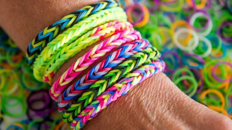 Как плести из резинок фигурки на рогатке видео-урок для начинающих