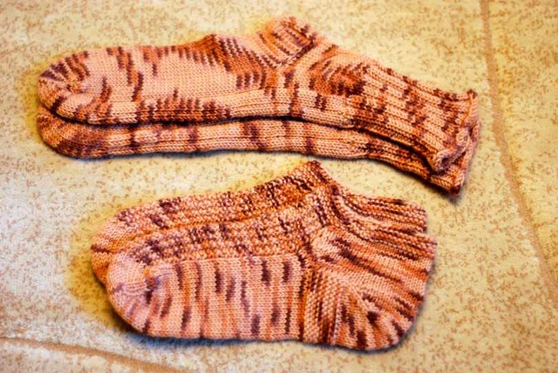 Носочки на двух спицах с описанием