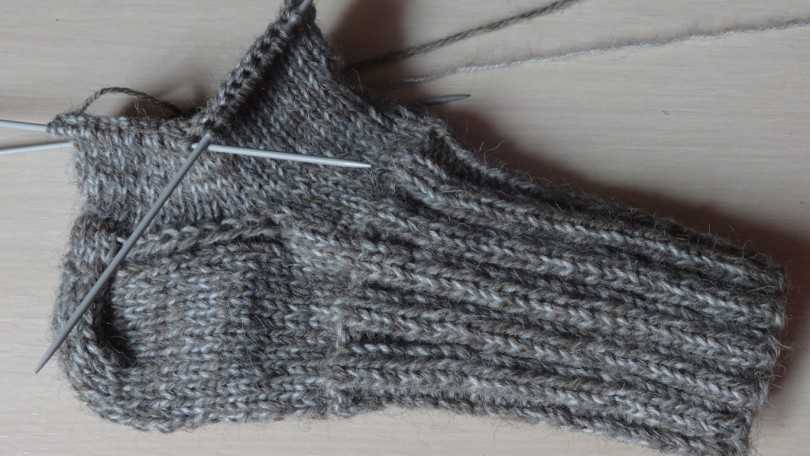 Носочки на двух спицах с описанием