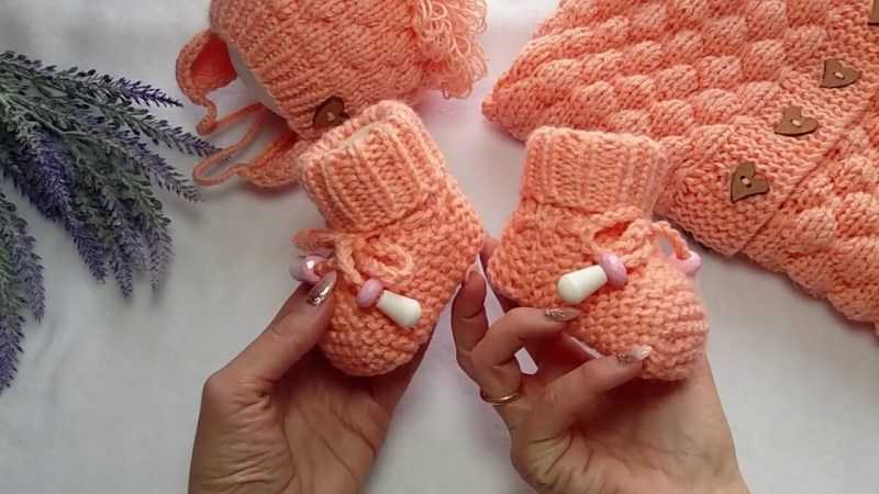 Пинетки спицами для новорожденных : схемы и описание для начинающих с фото
