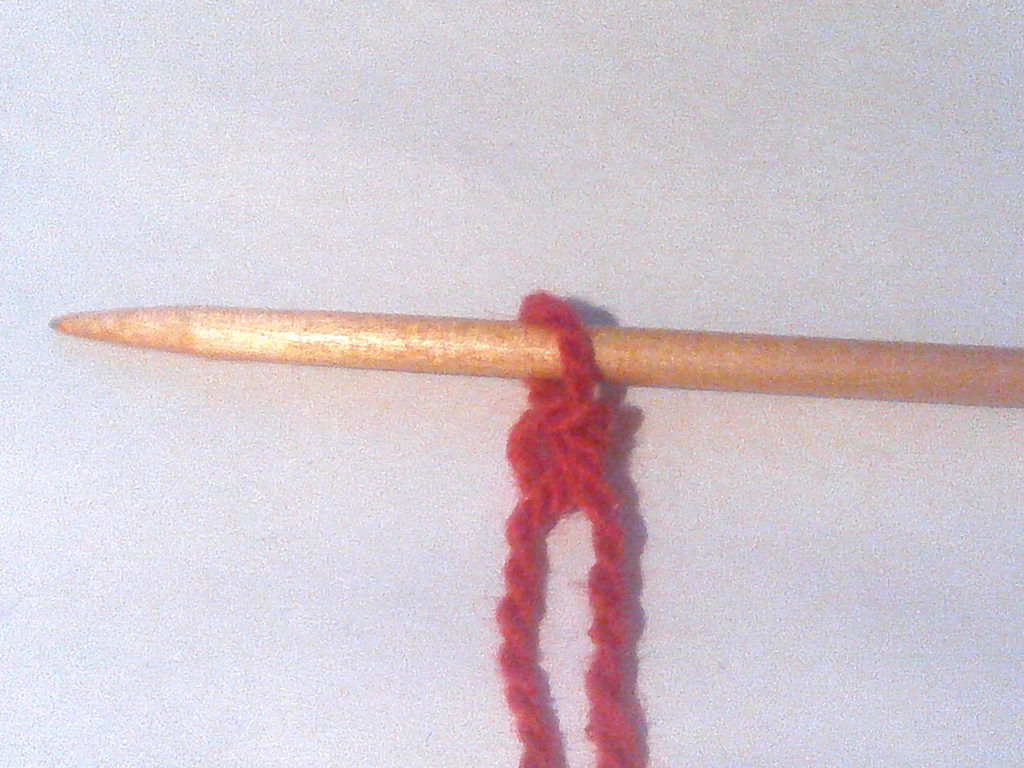 как вязать шапку спицами для начинающих пошагово