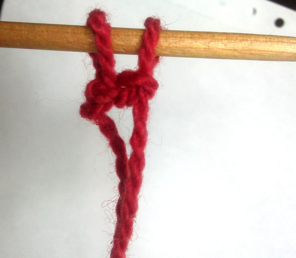 как вязать шапку спицами для начинающих пошагово