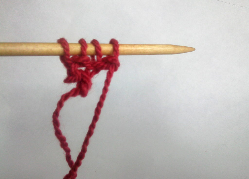 как вязать шапку спицами для начинающих пошагово