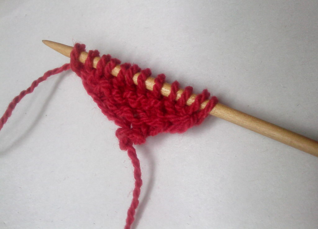 как вязать шапку спицами для начинающих пошагово