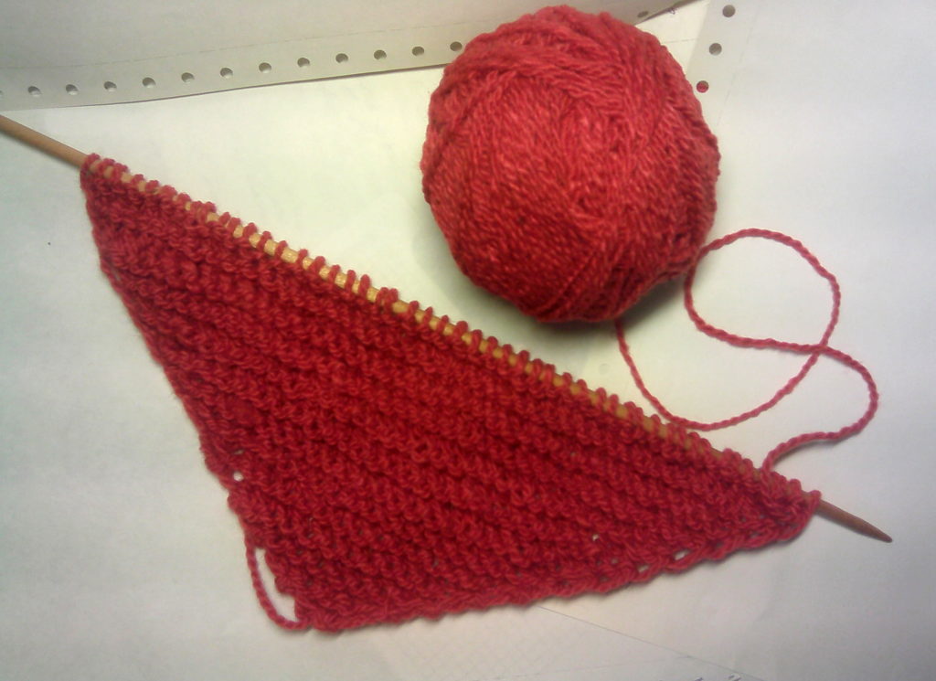 как вязать шапку спицами для начинающих пошагово