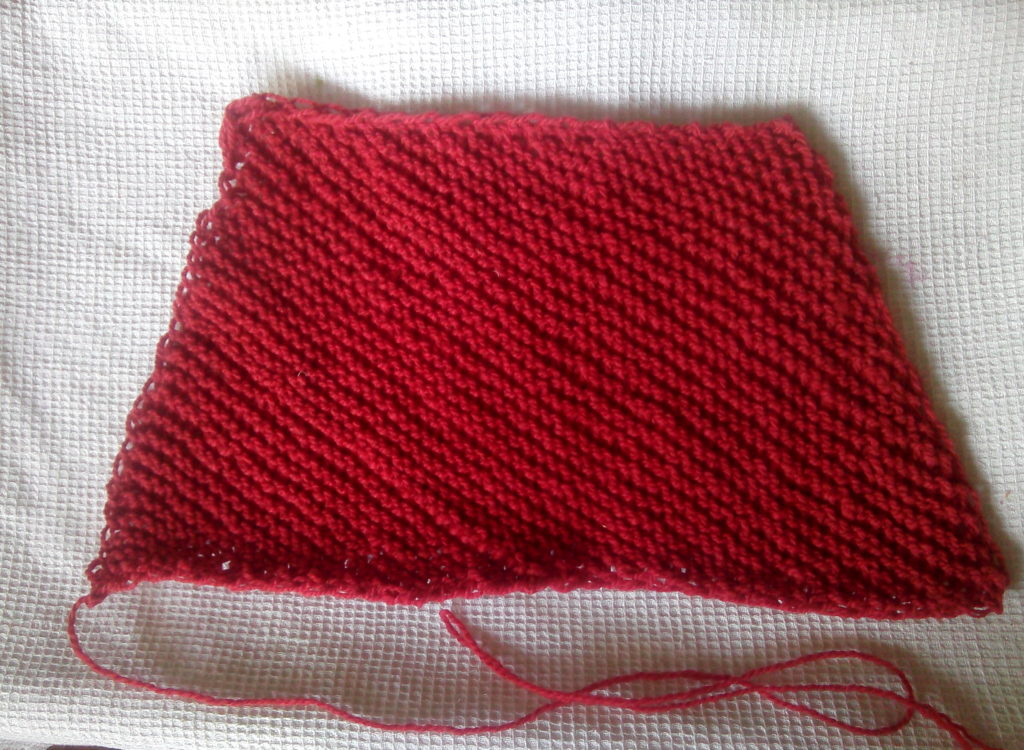 как вязать шапку спицами для начинающих пошагово