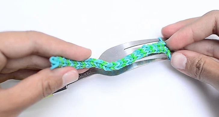 натянуть полотно