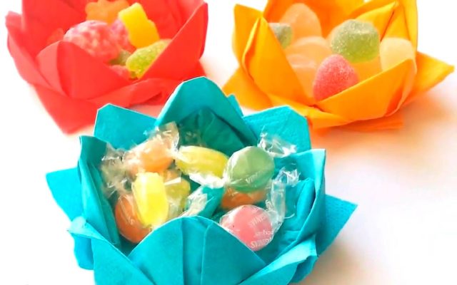 Кувшинка из салфетки