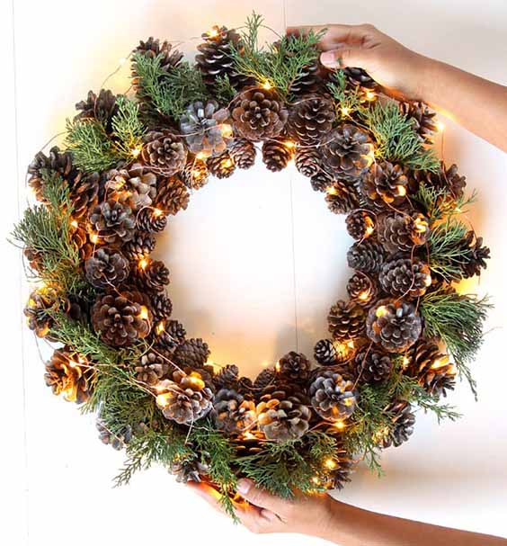 venok iz shishek s ognyami