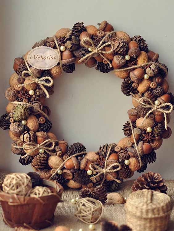 venok iz prirodnyh materialov s shishkami