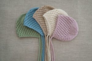 Схемы вязания крючком колпаков с описанием