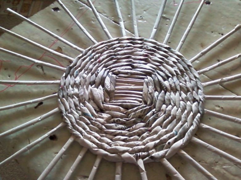 Плетение из газетных трубочек для начинающих: пошаговое описание создания простых и красивых поделок