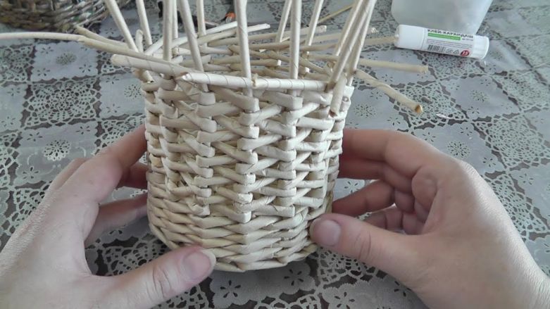 Плетение из газетных трубочек для начинающих: пошаговое описание создания простых и красивых поделок