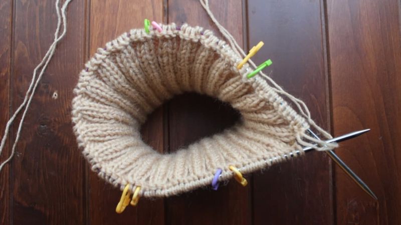 Манишка спицами