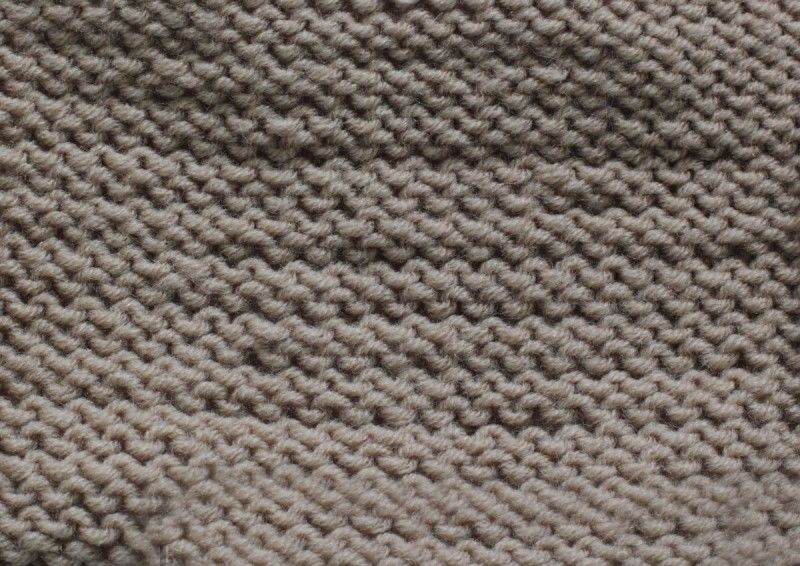 Как вязать платочную вязку по схемам круговыми и обычными спицами для начинающих