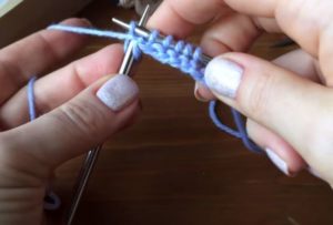 Как вязать платочную вязку по схемам круговыми и обычными спицами для начинающих