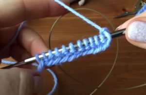 Как вязать платочную вязку по схемам круговыми и обычными спицами для начинающих