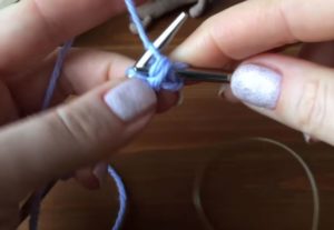 Как вязать платочную вязку по схемам круговыми и обычными спицами для начинающих