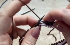 Как вязать платочную вязку по схемам круговыми и обычными спицами для начинающих