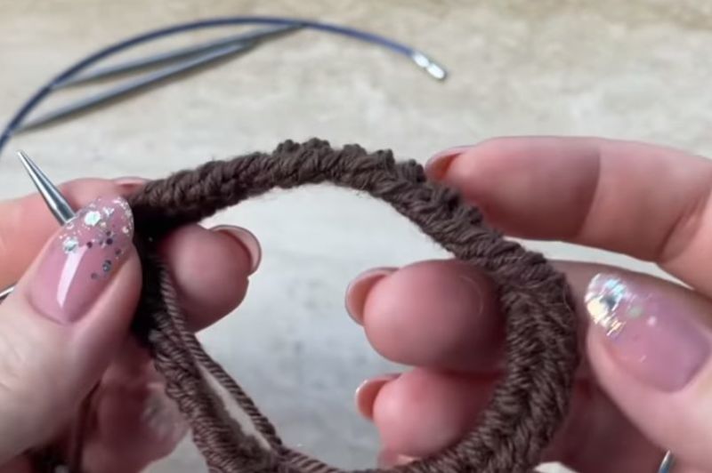 Как вязать платочную вязку по схемам круговыми и обычными спицами для начинающих