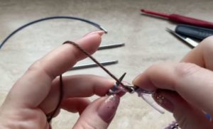 Как вязать платочную вязку по схемам круговыми и обычными спицами для начинающих