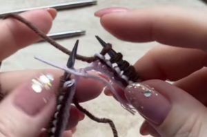 Как вязать платочную вязку по схемам круговыми и обычными спицами для начинающих