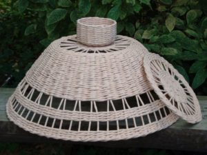 Плетение из газетных трубочек для начинающих: пошаговое описание создания простых и красивых поделок