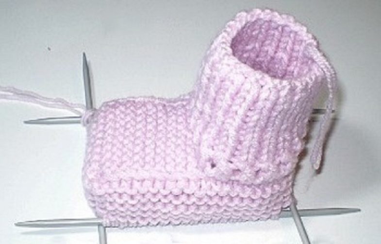 Как вязать пинетки спицами по схемам вязания с видео и фото