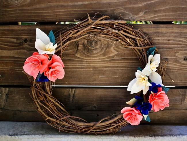 Стильное украшение - венок из веток, украшенный цветами ручной работы Стильное украшение - венок из веток, украшенный цветами ручной работы