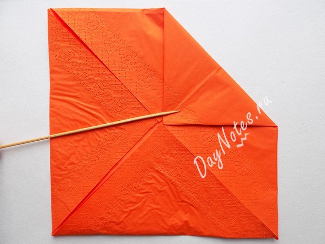 Делаем красивые цветы из бумажных салфеток