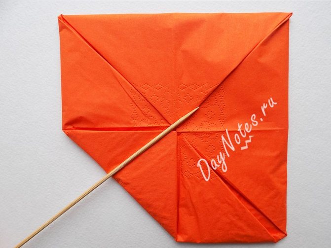 Делаем красивые цветы из бумажных салфеток