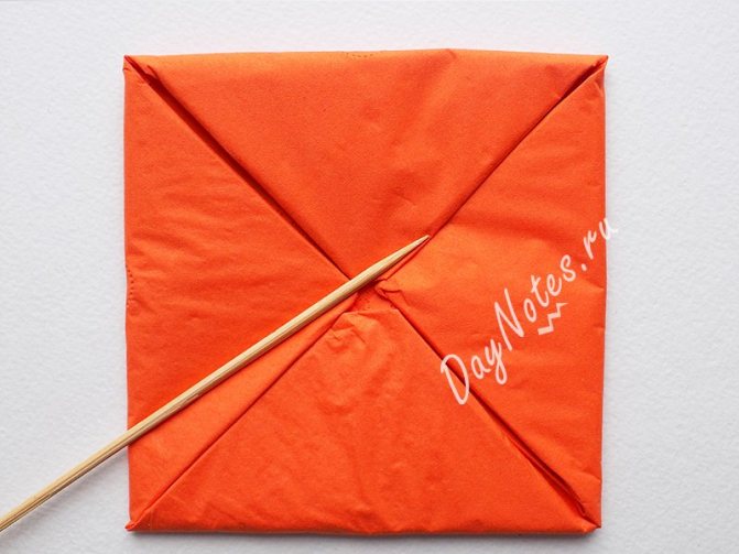 Делаем красивые цветы из бумажных салфеток