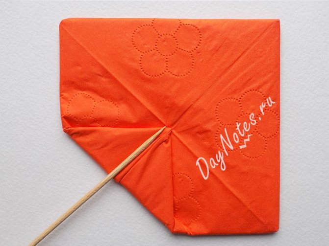 Делаем красивые цветы из бумажных салфеток