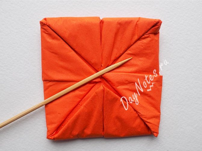 Делаем красивые цветы из бумажных салфеток