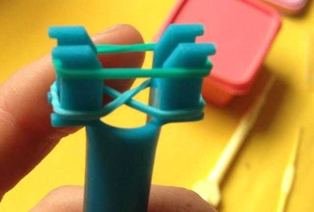 Браслеты из резинок на рогатке: особенности технологии плетения ангела и сердечка крючком, мастер-классы