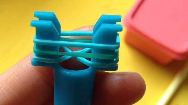 Браслеты из резинок на рогатке: особенности технологии плетения ангела и сердечка крючком, мастер-классы