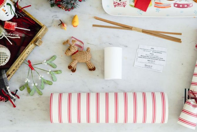 Поэтапная сборка конфеты-хлопушки из бумаги