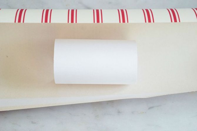 Поэтапная сборка конфеты-хлопушки из бумаги