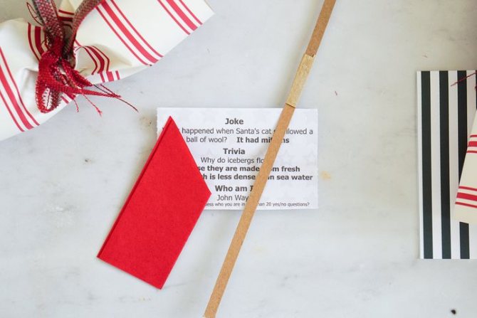 Поэтапная сборка конфеты-хлопушки из бумаги