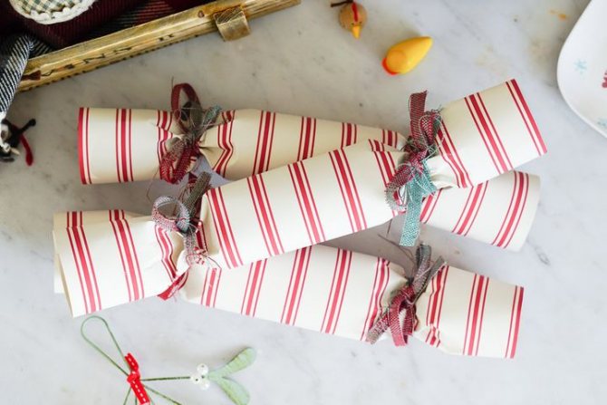 Поэтапная сборка конфеты-хлопушки из бумаги