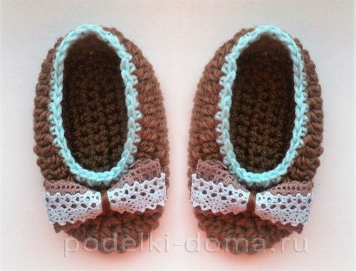 Шапочка и пинетки для новорожденной, вязаные крючком