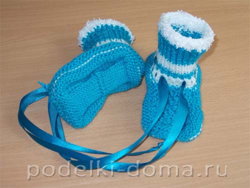 Шапочка и пинетки для новорожденной, вязаные крючком