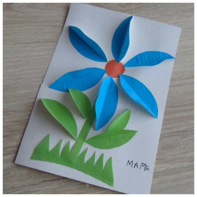 Синий цветок из бумаги
