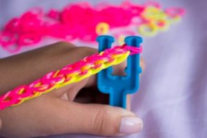 браслет из резинок