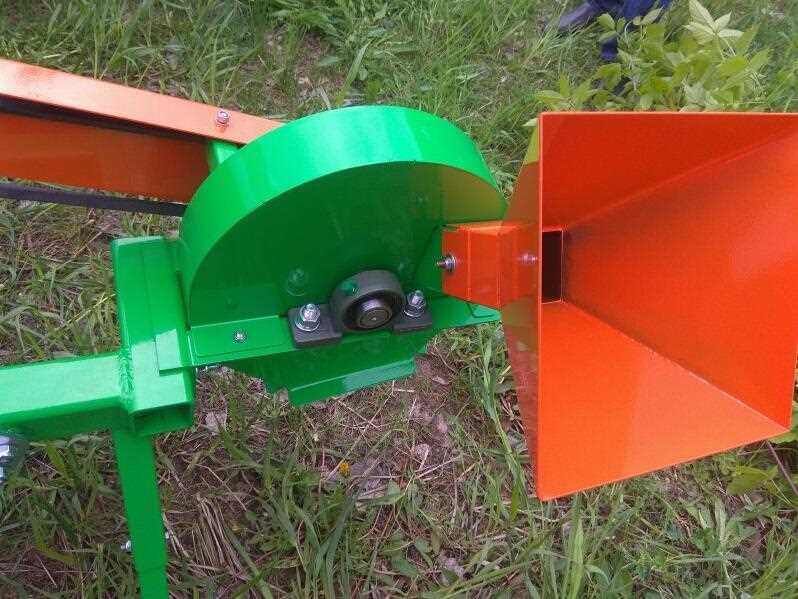 Сравнение электрического и бензинового измельчителя веток