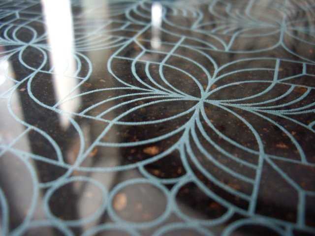 Гравировка на стекле: технология, особенности и примеры работ Гравировка на стекле: технология, особенности и примеры работ