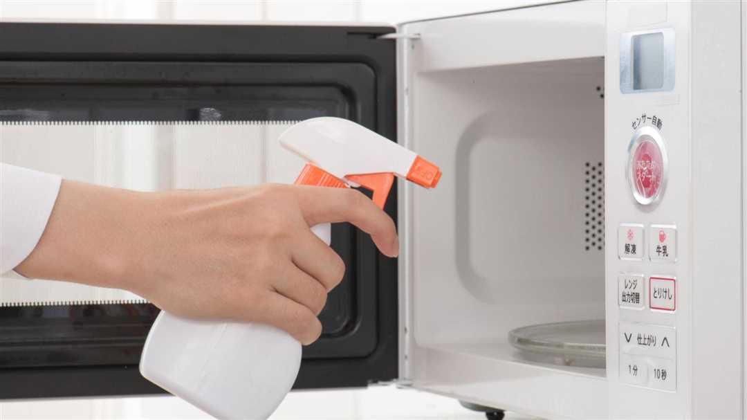 Протрите все внутренние и внешние поверхности микроволновки